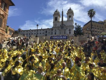 Due delle volontarie che collaborano  con Lunaria hanno preso parte al lancio della campagna #Ioaccolgo