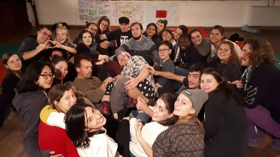 Dal 14 al 15 Febbraio 2020, presso la Tenuta Sant’Antonio di Poggio Mirteto, si è tenuta la visita preparatoria agli scambi giovanili, previsti in Aprile e Giugno 2020. Durante questo week end, i futuri group leaders si sono riuniti al fine di organizzare le diverse attività da svolgere durante gli scambi previsti. L’obiettivo è stato quello di adattare ogni azione alle necessità dei partecipanti provenienti dai rispettivi gruppi/associazione. Inoltre, è stato effettuato un controllo logistico nella struttura per analizzare i bisogni materiali dei futuri partecipanti e le possibilità del posto. La condivisione di riflessioni, aspettative e paure verso l’esperienza ha permesso di creare un gruppo di lavoro unito e pronto ad affrontare l’esperienza con la massima positività! Youth Exchanges Il progetto prevede, inoltre, lo svolgimento di due scambi giovanili nella Tenuta Sant’Antonio di Poggio Mirteto il cui obiettivo sarà quello di sensibilizzare i giovani sul razzismo e la xenofobia diffusi nei loro paesi di provenienza e a livello europeo, consentendo loro di comprendere e poi riconoscere le diverse forme di populismo, potenziando le loro capacità di “leggere” il contesto in cui vivono, e di individuare alcuni degli strumenti utilizzati per promuovere approcci populisti. I group leaders che hanno partecipato al APV potranno applicare i programmi che hanno preparato. Al termine degli scambi, i partecipanti potranno tornare alle proprie associazioni di origine con nuovi strumenti e energie per affrontare la tematica.