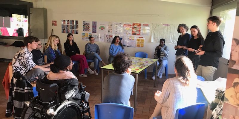 evento sul femminismo in francia gruppo di giovani in attività