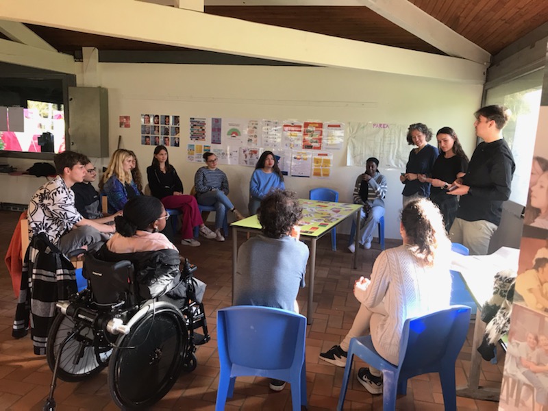 evento sul femminismo in francia gruppo di giovani in attività