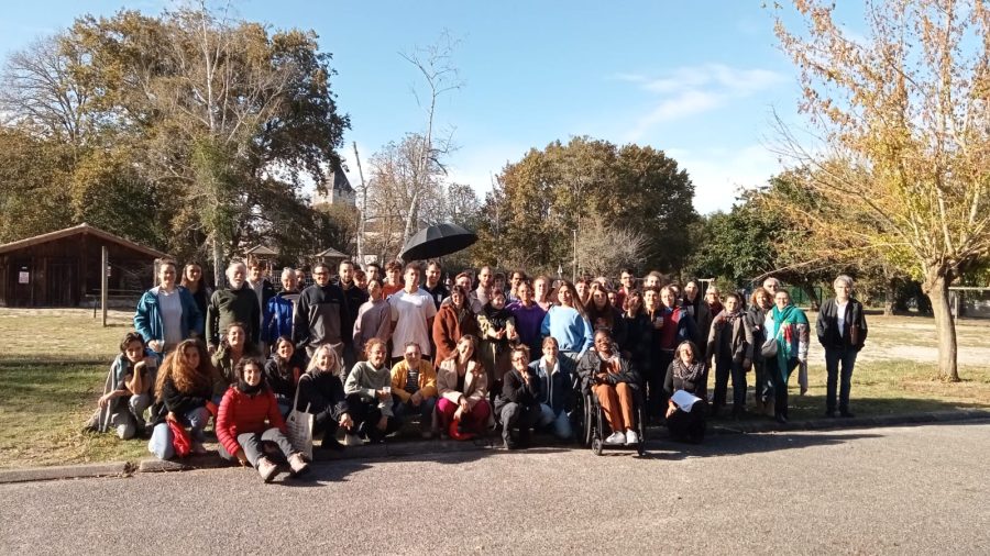 evento in francia sul feminismo gruppo di giovani partecipanti 