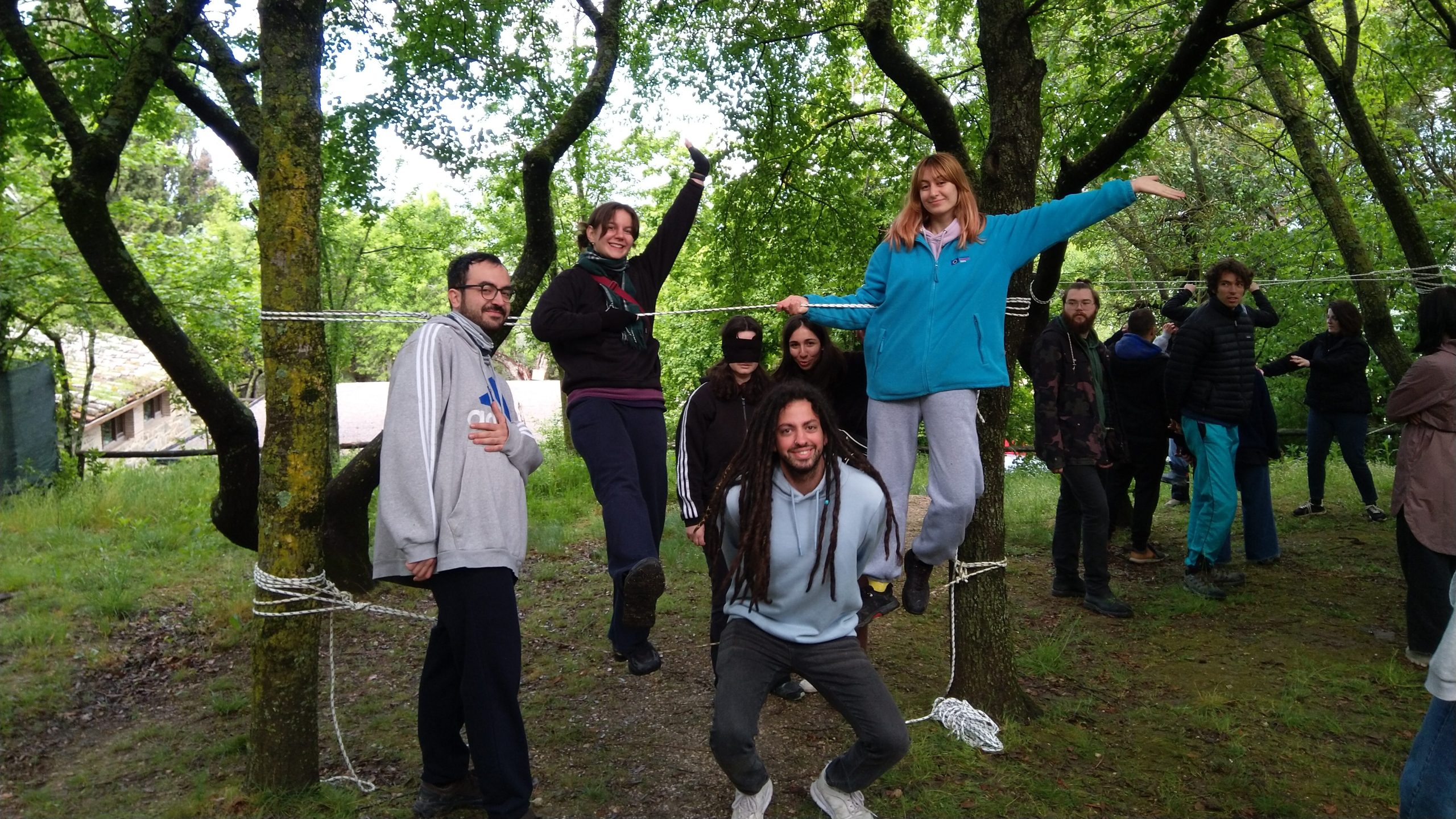 partecipanti del progetto che partecipano ad un'attività legata chiamata "tibetan bridge"