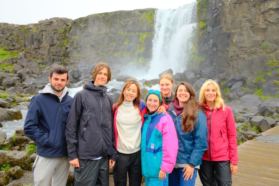 Foto di un gruppo durante un campo di volontariato in Islanda