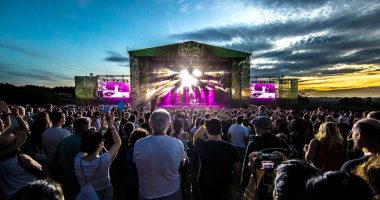 Un palco durante un concerto in spagna dove hanno lavorato volontari